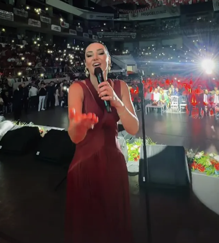 Gözler Sevcan Orhan'a çevrildi! Tutuklama kararı sonrası konserlere devam - Resim: 1