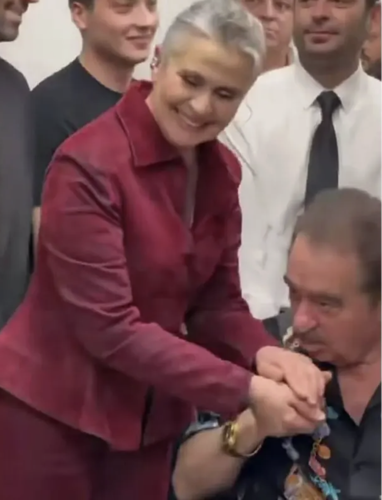 İbrahim Tatlıses galada yaptığı ile şaşırttı! Gonca Cilasun'un elini bakın neden öptü - Resim: 4