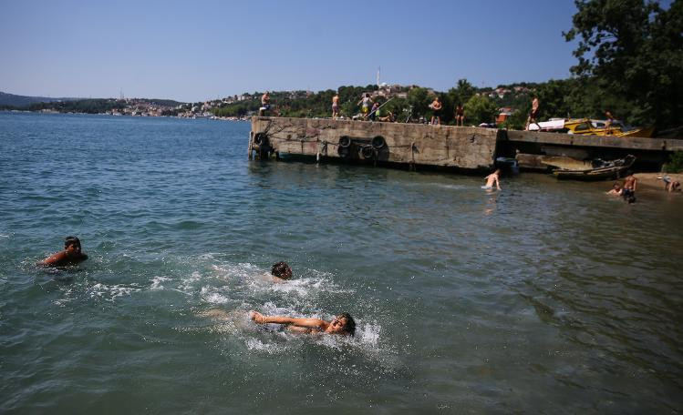 Sıcak havadan bunalan İstanbullular kendini sahile attı - Resim: 3