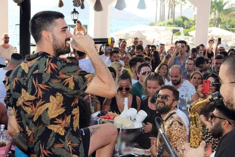 Geçtiğimiz hafta hastaneye kaldırılmıştı! İdo sahnelere geri döndü - Resim: 1