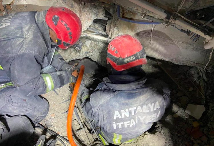 64 saat enkazda bekledi duvara şunu yazdı; Umudunuzu kaybetmeyin - Resim: 4