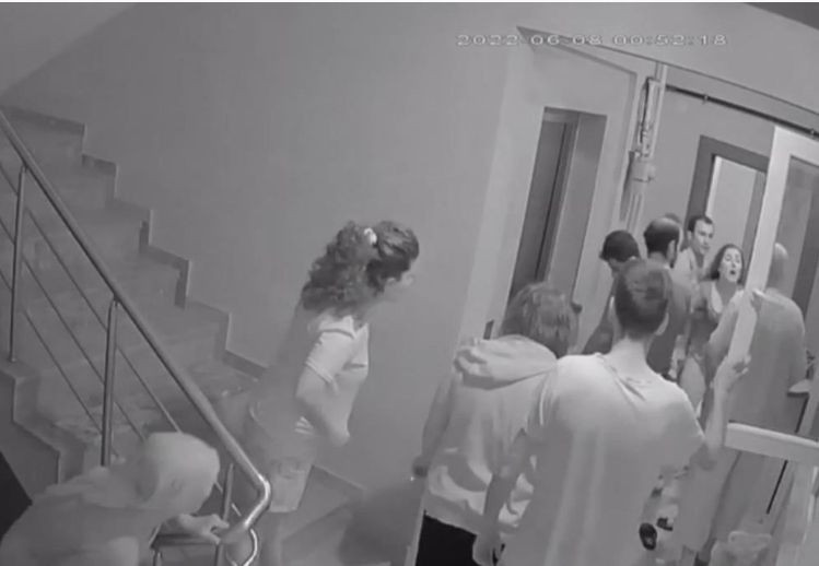 Hamile eşinin parmakları kırıldı, kendisi yumruklandı! Komşu kavgası üzücü sonlandı - Resim: 1