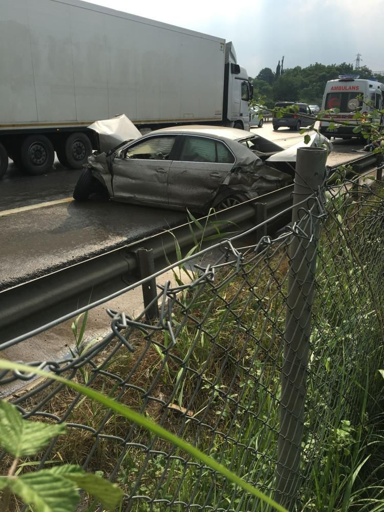 TEM'de zincirleme kaza! 13 araç birbirine girdi ortalık savaş alanına döndü: Yaralılar var - Resim: 2