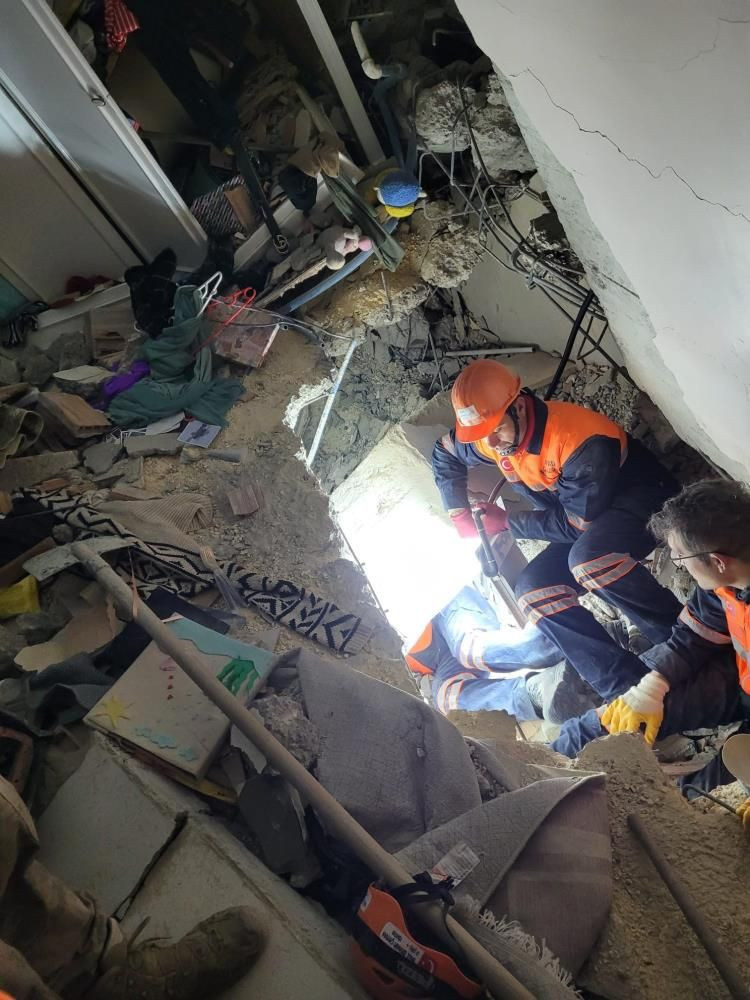 Depremde annesini kaybetti, hayata tutundu! Minik Öykü’nün gülüşü yürek sızlattı - Resim: 2