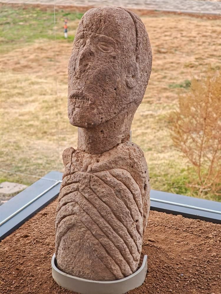 Göbeklitepe 'Ölüm Yüzü' bulundu! Eşi benzeri olmayan heykelin ağzı dikili - Resim: 3