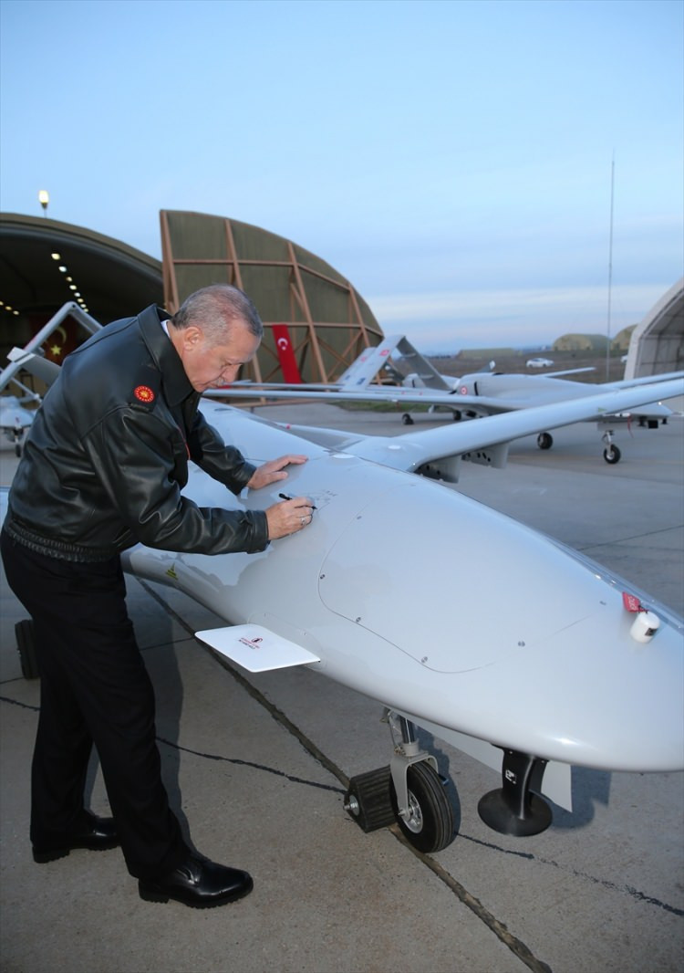 Cumhurbaşkanı Erdoğan'dan TB2'ye imza - Resim: 2