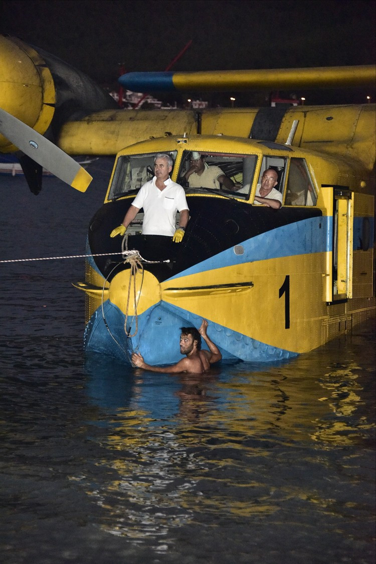 Yangın uçağını elleri ile çektiler - Resim: 3