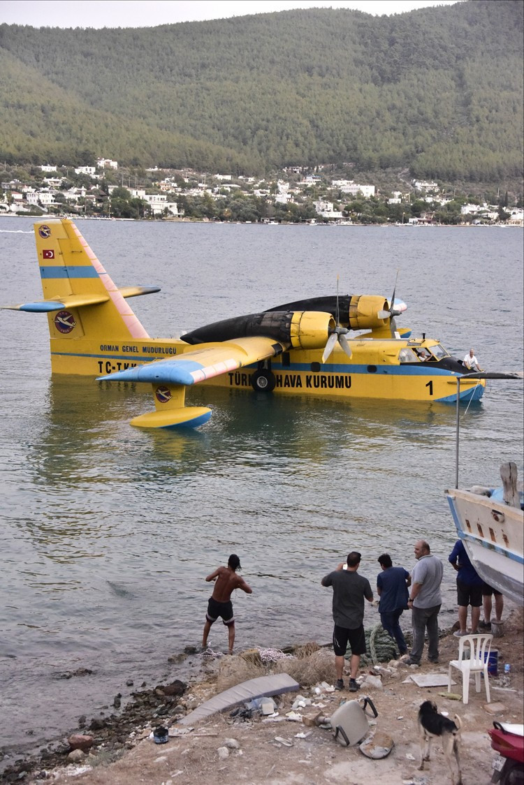 Yangın uçağını elleri ile çektiler - Resim: 4