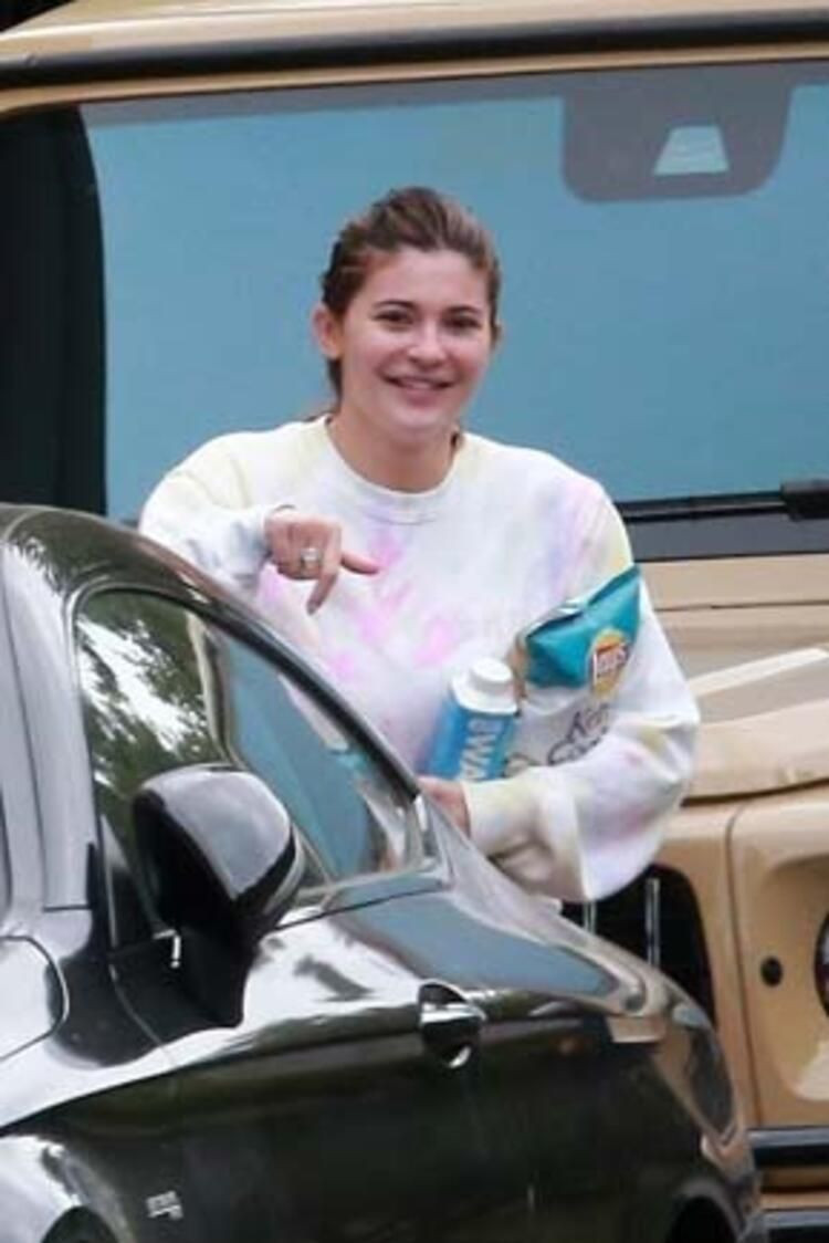 Makyajsız ve çıplak ayakla sokağa çıktı şoke etti işte Kylie Jenner'in doğal hali! - Resim: 2