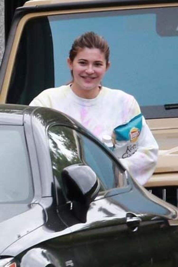Makyajsız ve çıplak ayakla sokağa çıktı şoke etti işte Kylie Jenner'in doğal hali! - Resim: 3