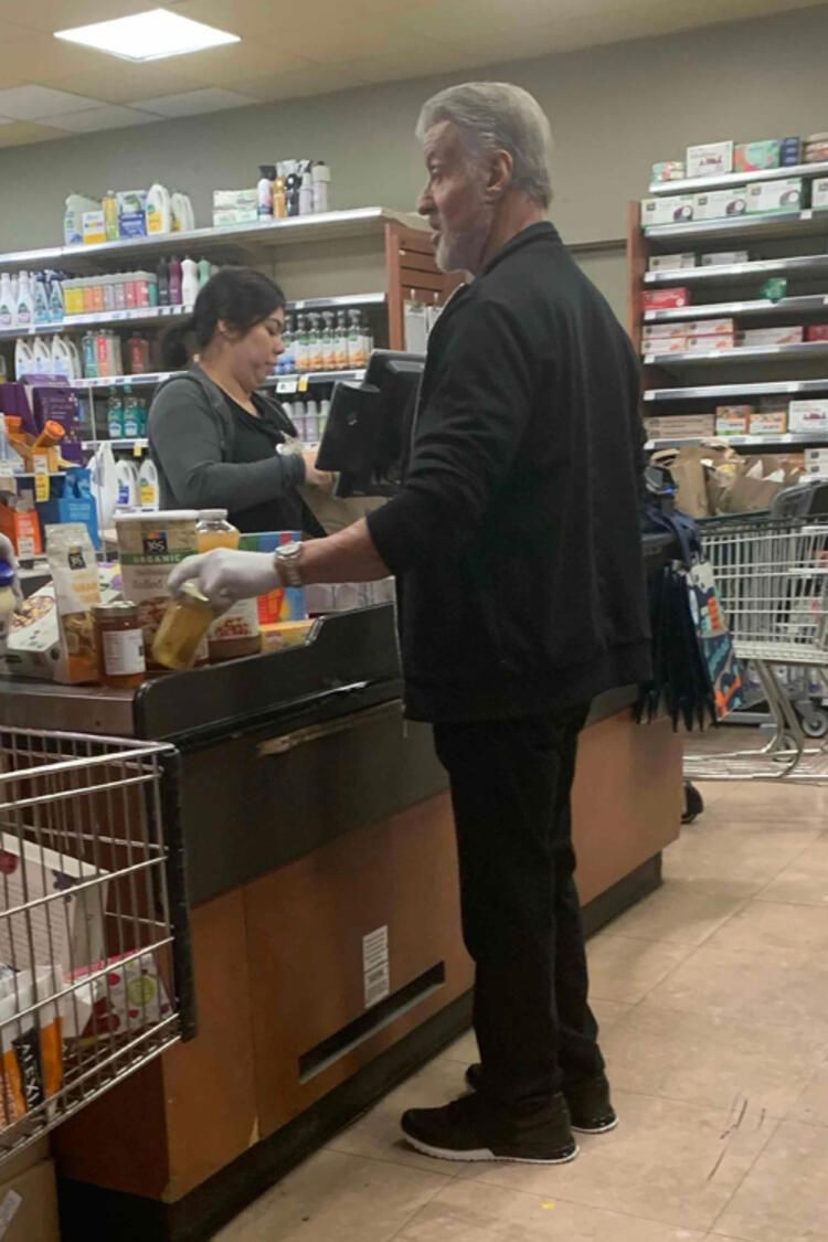 Kate Campbell havaalanına böyle geldi! Ünlü isimlerin Koronavirüs önlemleri - Resim: 4