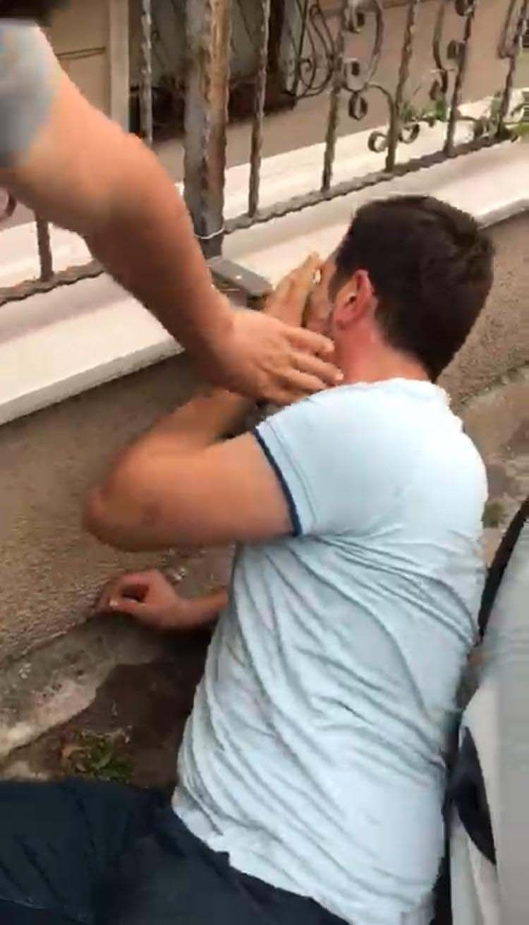 İstanbul'da banyo yapan eşini izleyen adamı kocası bastı : Elini ayağını öpeyim - Resim: 4