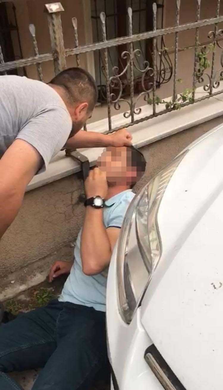 İstanbul'da banyo yapan eşini izleyen adamı kocası bastı : Elini ayağını öpeyim - Resim: 1