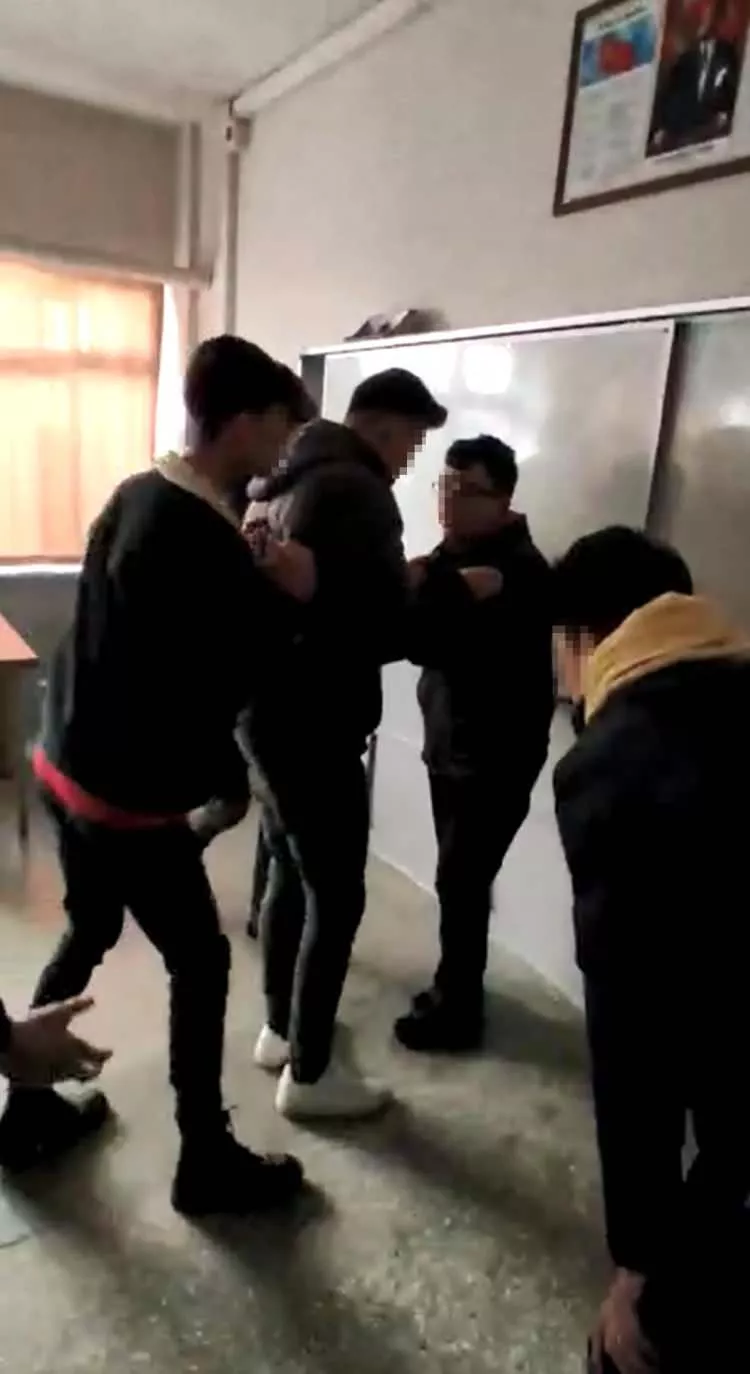 Liseli öğrenciler dehşeti yaşattı! Tekme tokat atıp dövdüler, şınav çektirip zorla oynattılar - Resim: 1
