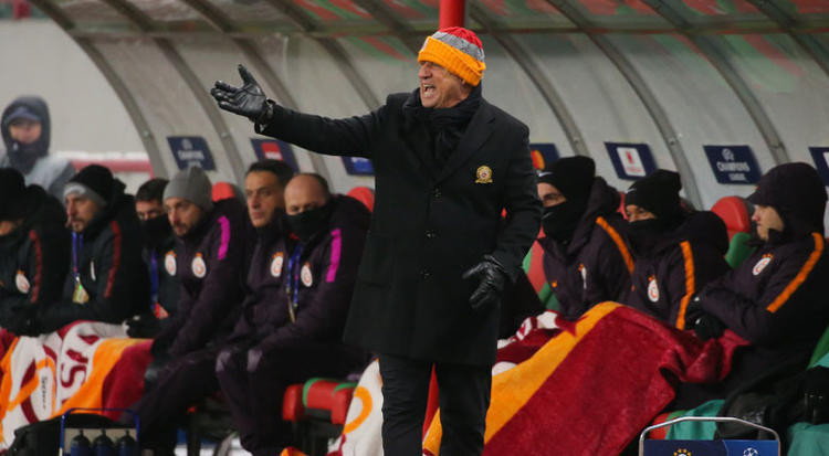 Terim sinir küpüne döndü! Su şişesi, eldiven... - Resim: 1