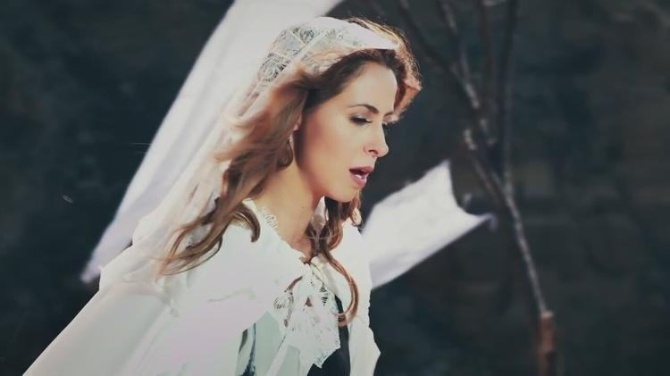 Hande Yener sahneye donla çıkarken...  - Resim: 4