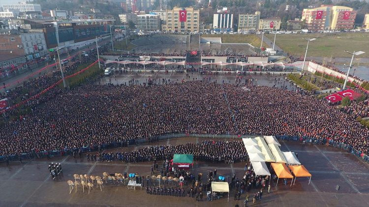Karabük’te 10 binler şehidine ağladı - Resim: 1