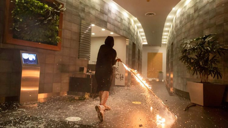 ABD'de George Floyd öfkesi dinmiyor yüzbinlerce insan sokaklarda! Polisler vuruldu, ölü ve yaralı var - Resim: 1