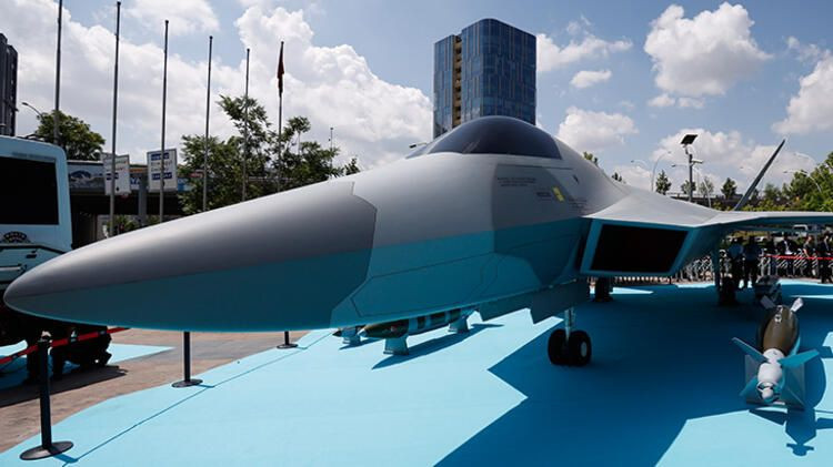 Milli Muharip Uçak görücüye çıktı! Fuarın ilgi odağı o oldu - Resim: 1