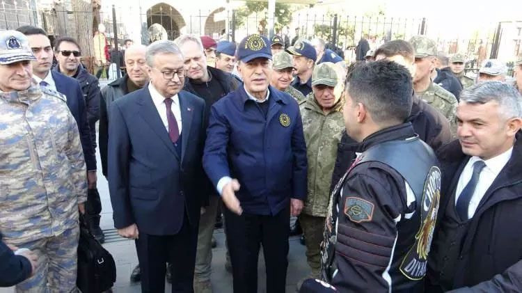 Bakan Akar ve TSK komuta kademesi Diyarbakır sokaklarında - Resim: 2