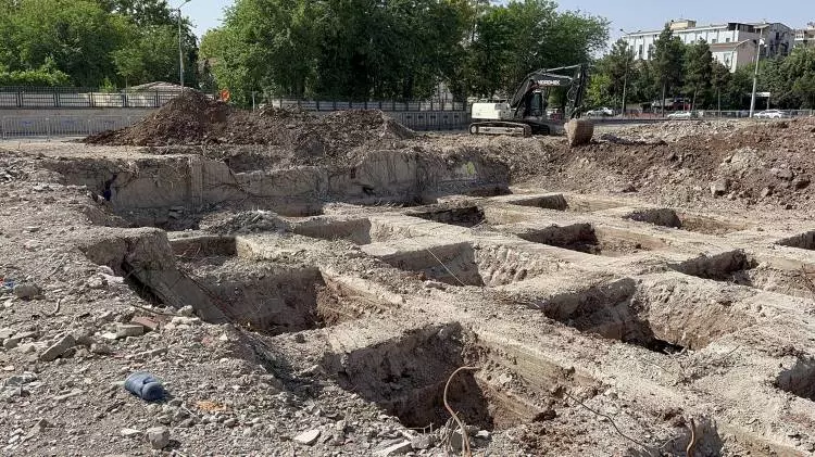 Kahramanmaraş depreminde 89 kişiye mezar olmuştu: Galeria Sitesi’nin zemin blokları gözüktü! - Resim: 4