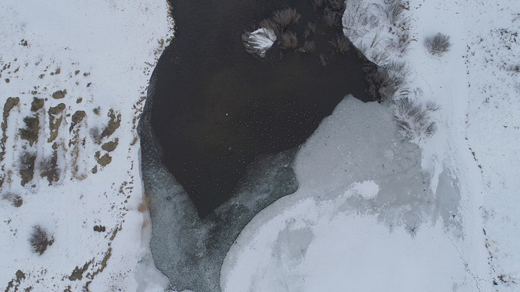 Gölün yüzeyi buz tuttu ortaya kartpostallık görüntüler çıktı - Resim: 1