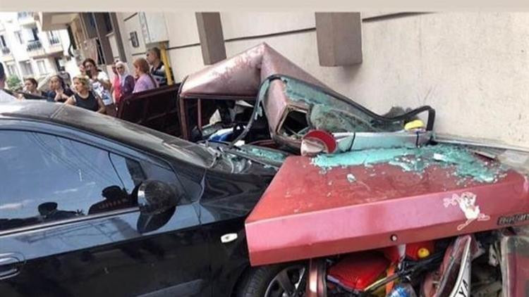 Sürüklenen otomobil evin odasına daldı, herkes şoke oldu - Resim: 2