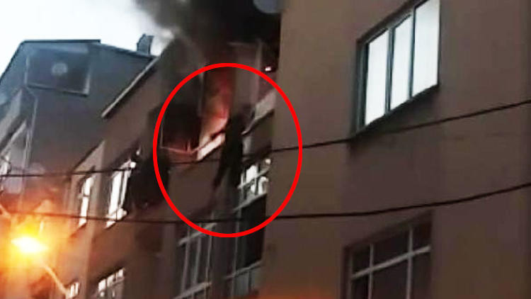 Üçüncü katta korku dolu anlar! Peş peşe atladılar... - Resim: 3