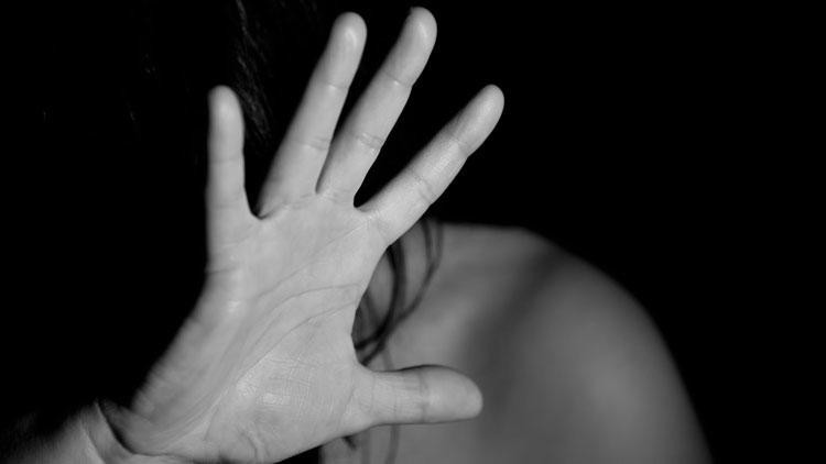 Tiyatro oyununda iğrenç olay! Yönetmen eliyle oyuncuya... - Resim: 1