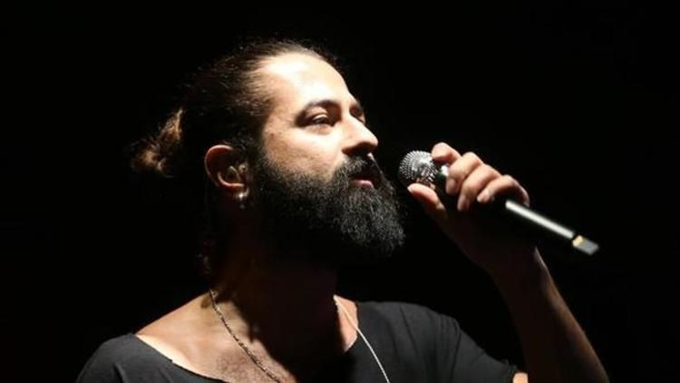 Ünlü şarkıcı köpeğiyle sahne aldı - Resim: 3