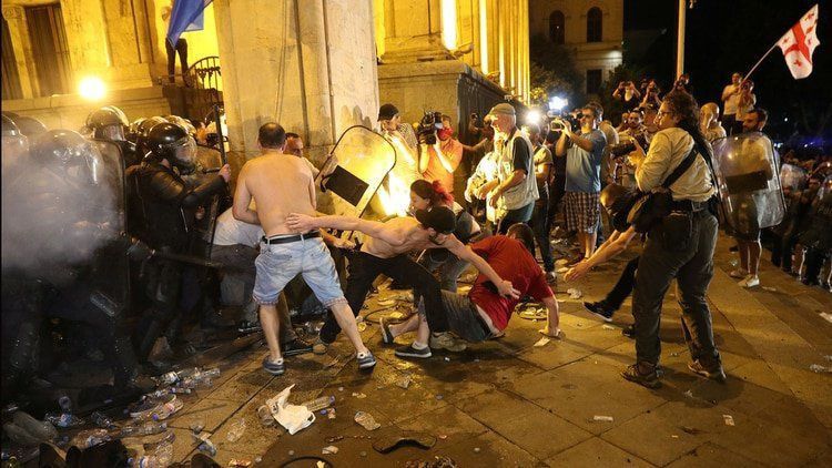 Komşu karıştı! Protestocuların taleplerinden biri kabul edildi - Resim: 2