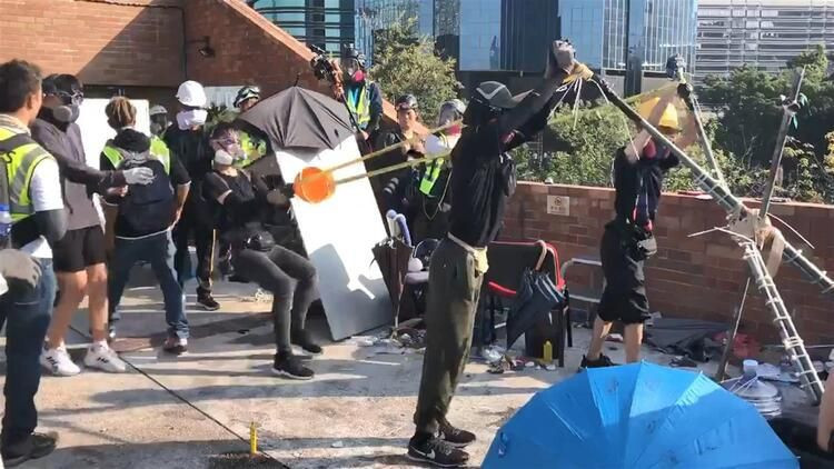 Hong Kong'da göstericiler ateşli oklarla saldırdı korkunç görüntüler - Resim: 1