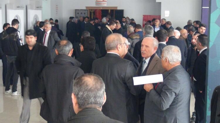 CHP kongresinde kavga çıktı yumruklar konuştu! Çevik kuvvet salona girdi - Resim: 2