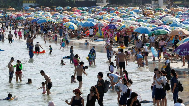 Hong Kong'da koronavirüse rağmen halk plajlara akın etti - Resim: 2
