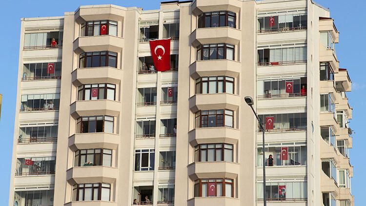 Türkiye saat 19:19'da balkonlara çıkarak İstiklal Marşı'nı okudu - Resim: 2