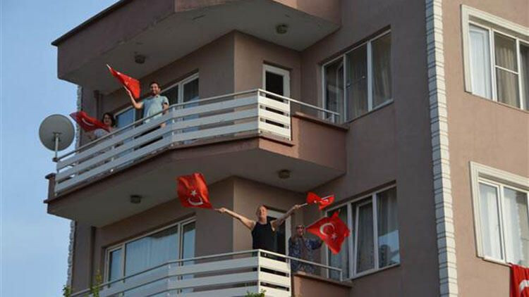 Türkiye saat 19:19'da balkonlara çıkarak İstiklal Marşı'nı okudu - Resim: 3