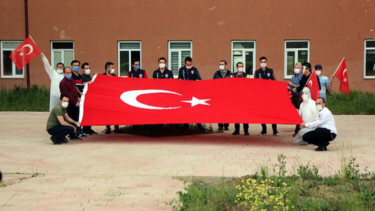 Türkiye saat 19:19'da balkonlara çıkarak İstiklal Marşı'nı okudu - Resim: 4
