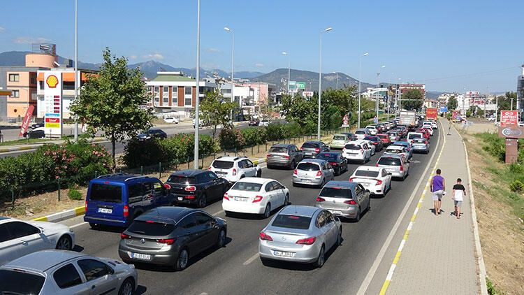 Bayram dönüşü trafik yoğunluğu! İstanbul trafiği kilitlendi - Resim: 2