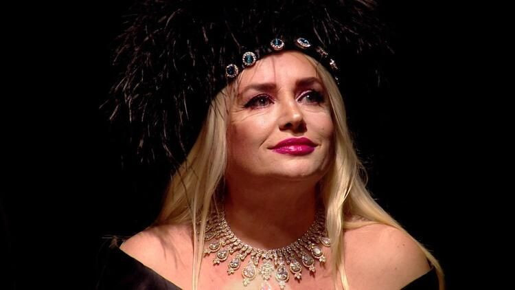 Burcu Esmeroy çocukluğunda çok kötü bir şey yaşamış! Banu Alkan fena saydırdı - Resim: 4