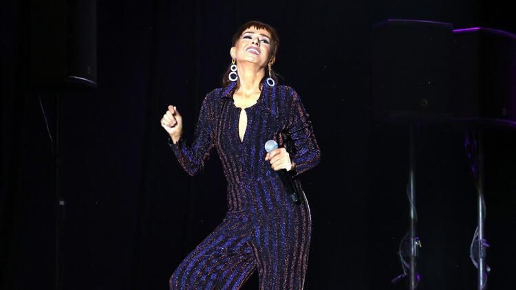 Yıldız Tilbe'den Kuruçeşme konserinde seyirciye: Bizim millet normal değil! - Resim: 1