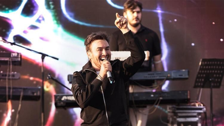 Ünlülerin yılbaşı kazançlarını duyan inanamadı! Serdar Ortaç Hadise Ebru Gündeş'e fark attı zirveye yerleşti - Resim: 2