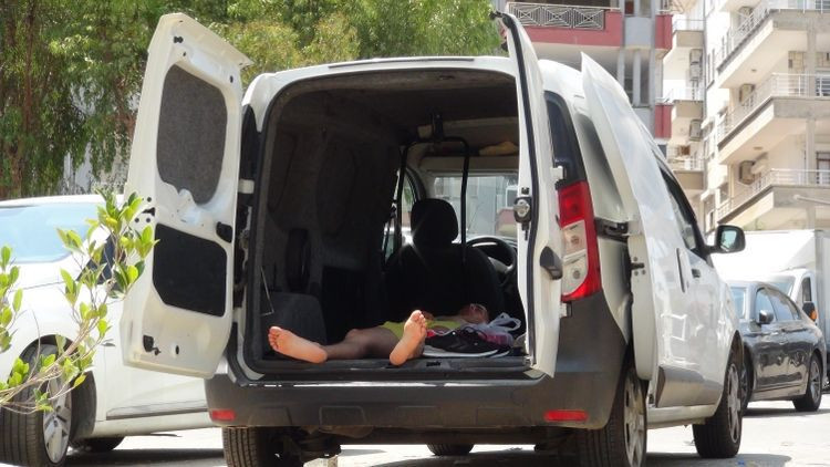 Mersin'de oteller dolunca halk araç ve çadırlarında tatil yapıyor - Resim: 2