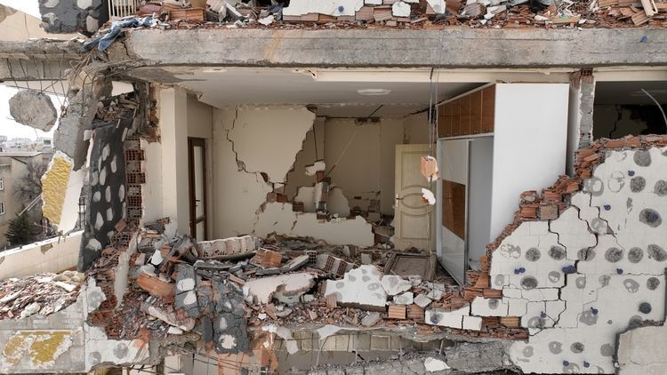 Adıyaman'da depremlerde bu halde geldi! Ağır hasarlı binaların içine bakın - Resim: 1