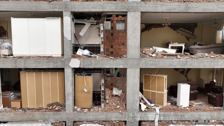 Adıyaman'da depremlerde bu halde geldi! Ağır hasarlı binaların içine bakın - Resim: 2