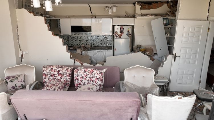 Adıyaman'da depremlerde bu halde geldi! Ağır hasarlı binaların içine bakın - Resim: 3