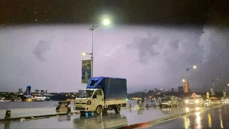 İstanbul'da büyüleyen görüntü! Gece resmen gündüze döndü! - Resim: 1