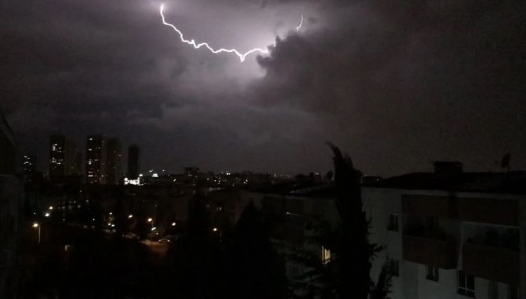 İstanbul'da büyüleyen görüntü! Gece resmen gündüze döndü! - Resim: 2