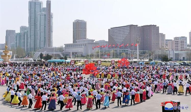 Kuzey Kore'de kıtlık başladı! Halk sokaklara dökülüp kutlama yaptı - Resim: 4