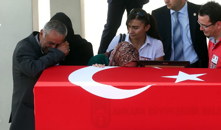 Tabutunun üzerine bebeğinin patiği konuldu - Resim: 2