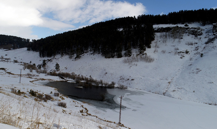 Gölün yüzeyi buz tuttu ortaya kartpostallık görüntüler çıktı - Resim: 3